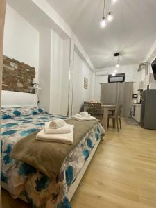 a bedroom with a bed with towels on it at Casa Chiaretta in Palermo