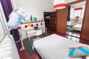 ブダペストにあるApartment Egusiのベッドルーム1室(ベッド1台、ノートパソコン付きのデスク付)