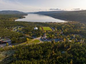 una vista aerea di una città e di un lago di Øiseth Hotell AS a Rendalen