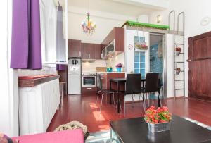 ブダペストにあるApartment Egusiのキッチン(テーブル、椅子、紫色のカーテン付)