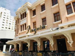 een gebouw met een bord aan de voorgevel bij Apto Centro Moderno e Completo in Ribeirão Preto