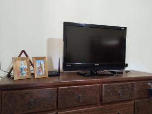 a flat screen tv sitting on top of a dresser at Recanto Hórus próximo a Capitólio e Serra da Canastra in Piauí