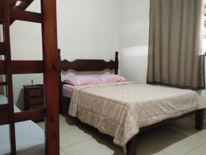 a bedroom with a bunk bed with pink pillows at Recanto Hórus próximo a Capitólio e Serra da Canastra in Piauí