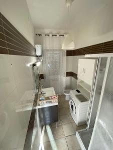 ein Badezimmer mit einem WC und einer Waschmaschine in der Unterkunft CASA BALU' in Rom