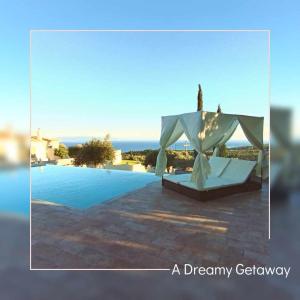 een luxe prieel naast een zwembad bij ReLux Villa in Kefallonia