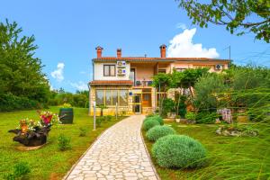 uma casa com um jardim em frente em Holiday Apartment Ariella em Križanici