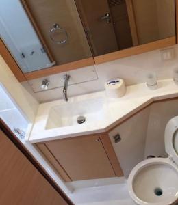 ein Bad mit einem Waschbecken und einem WC in der Unterkunft Catamaran mia in Nydri