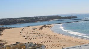 - une plage avec beaucoup de parasols et de personnes dans l'établissement Appartement Pinheiro, à Portimão