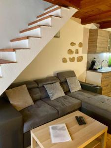 un soggiorno con un divano e una scala di T3 plein centre ville a Istres Altre 4 foto