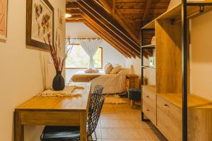 聖卡洛斯－德巴里洛切的住宿－Hosteria Boutique Bariloche，卧室配有一张床和一张桌子