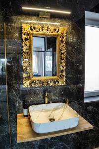 y baño con lavabo y espejo. en Apartament BRYZA DE LUXE z JACUZZI en Gdynia