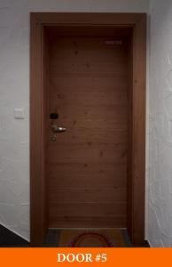 una puerta de madera con un cartel en Chalet Jasná Apartment Franco jacuzzi & sauna en Demanovska Dolina