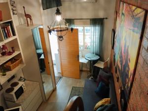 uma sala de estar com uma porta e um espelho em El Pozo-Villalobos Suite em Madrid