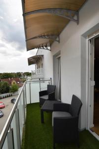 翁格羅維茲的住宿－Przytulny Apartament Słowackiego，大楼内的阳台配有椅子和绿草