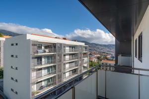 een balkon met uitzicht op de stad bij Comfortable and near Funchal - Barreiros IV in Funchal