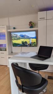 a desk with a laptop and a computer monitor at Ruhige, moderne Wohnung bei Darmstadt in Roßdorf in Roßdorf