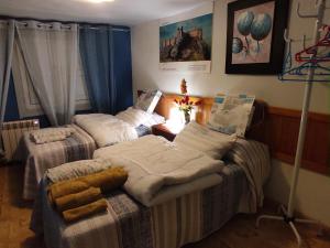 A bed or beds in a room at Casa Terzia a 10 min de Logroño