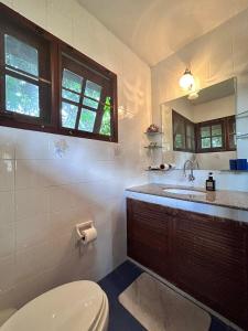 y baño con aseo, lavabo y espejo. en Ban MaeBo Local Stay en Ban Nong Han