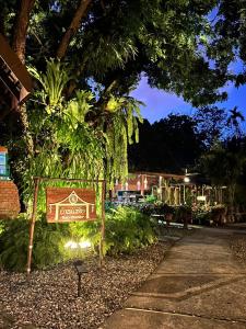 una señal para un jardín por la noche con una acera en Ban MaeBo Local Stay en Ban Nong Han