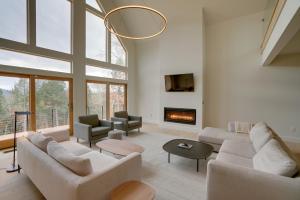 O zonă de relaxare la Brand New Luxury Ski Cabin - 2 Mi to Windham Mtn!