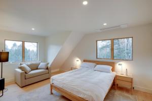 Un pat sau paturi într-o cameră la Brand New Luxury Ski Cabin - 2 Mi to Windham Mtn!