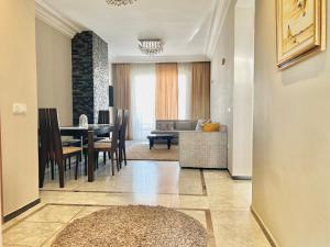 uma sala de jantar e sala de estar com mesa de jantar em Appartement face à la mer et à 10min du centre-ville em Casablanca