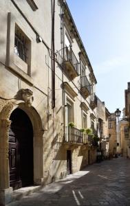 un bâtiment avec une tête de lion sur son côté dans l'établissement Palazzo Rudiae - Sant'Irene, à Lecce