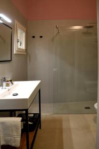 une salle de bain avec une douche en verre et un lavabo dans l'établissement Palazzo Rudiae - Sant'Irene, à Lecce