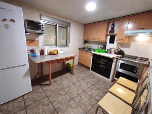 A kitchen or kitchenette at Casa Terzia a 10 min de Logroño