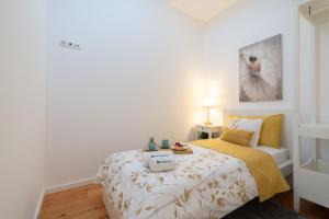 Ένα ή περισσότερα κρεβάτια σε δωμάτιο στο Host Wise - Elegant Colorful House w Private Terrace