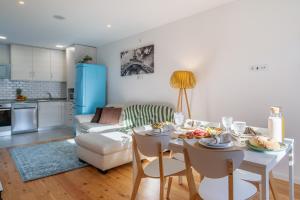 Η κουζίνα ή μικρή κουζίνα στο Host Wise - Elegant Colorful House w Private Terrace