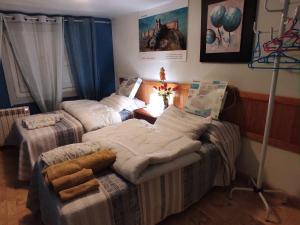 A bed or beds in a room at Casa Terzia a 10 min de Logroño