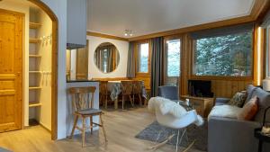 Area tempat duduk di Meribel Centre La Chaudanne - ski in and out apartment - 3 bedrooms - 1 min to main ski lifts and 5 min to center of Meribel - newly renovated in Oct 2023 - Chalet l'Épervière