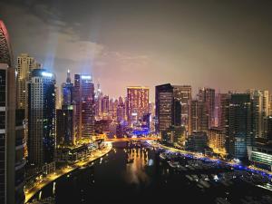 迪拜景观或在民宿看到的城市景观