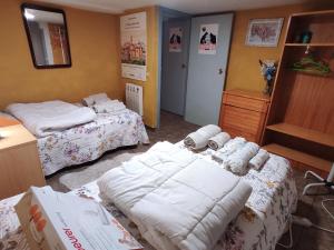 A bed or beds in a room at Casa Terzia a 10 min de Logroño