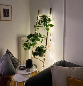 una sala de estar con un árbol de Navidad con plantas en Athens 2BR LiveWork Apartment near the Acropolis, en Atenas
