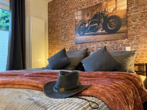 um chapéu de cowboy sentado em cima de uma cama em Wild West Appartement em Bad Salzuflen