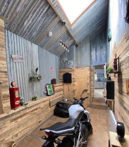 een motorfiets geparkeerd in een kamer met houten wanden bij Bridgend Cottage in Abercraf