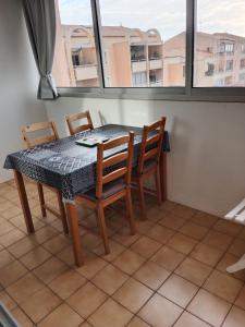 Foto sihtkohas Frontignan asuva majutusasutuse Superbe appartement avec vue sur la mer et port galeriist