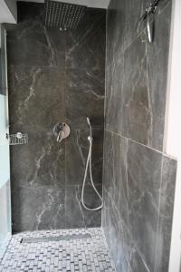 Ένα μπάνιο στο bee Apartment 10 Betten für Gruppen & Monteure PS5 +15 φωτογραφίες