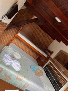 an overhead view of a bed with an umbrella at Pesque pague pousada do Carlinho in Pinheiral