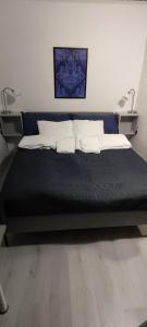uma cama com duas almofadas num quarto em Villa Pikkumustikka em Töysä