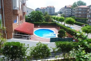 Bazén v ubytovaní Apartamentos Regollera alebo v jeho blízkosti