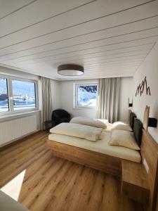 una camera con 2 letti di Ferienhof zur Sonne a Tux