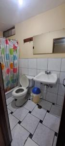 Een badkamer bij huascaran guest house 2 estrellas