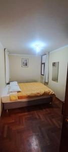 Een bed of bedden in een kamer bij huascaran guest house 2 estrellas