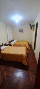 een hotelkamer met 2 bedden in een slaapkamer bij huascaran guest house 2 estrellas in Huaraz