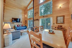 Χώρος καθιστικού στο Quaint and Cozy Cabin in Leavenworth!
