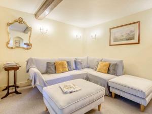 ein Wohnzimmer mit einem Sofa und einem Tisch in der Unterkunft Mulberry Cottage in Bakewell