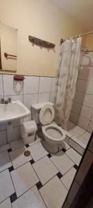 een badkamer met een toilet en een wastafel bij huascaran guest house 2 estrellas in Huaraz